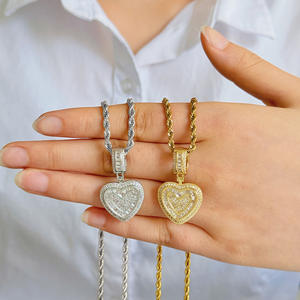 قلادة هيب هوب عصرية رائجة بتصميم هندسي من الزركون مطلية بالذهب مع سلسلة ترقوة على شكل قلب - Product Image 3