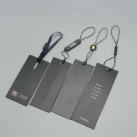 Etiquetas Colgantes de Papel de Lujo con Logotipo de Diseño de Moda Personalizado, Etiquetas Colgantes en Relieve para Ropa