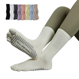 Chaussettes de yoga professionnelles 100% coton, antidérapantes, respirantes, couleur unie, mi-mollet, cinq orteils, logo personnalisable - Product Image 1