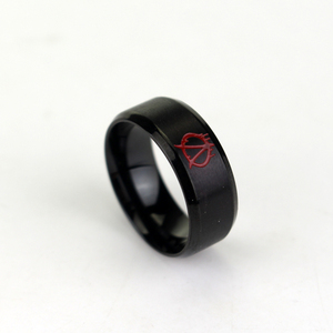 Nuovo Design 8MM <span class=keywords><strong>V</strong></span> per anelli di movimento <span class=keywords><strong>Vendetta</strong></span> per uomo anello in acciaio inossidabile placcato nero <span class=keywords><strong>V</strong></span> Symbol Rings - Product Image 1