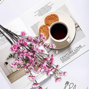 Venta al por mayor de fábrica: Arreglo floral realista de margaritas, delicadas ramas largas, sauce de nieve flotante y rosas de seda para decoración de sala de reuniones y Pascua. - Product Image 4