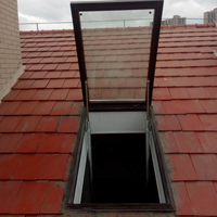 Puits de lumière en bois isolé avec revêtement en aluminium, cadre en alliage d'aluminium, ouverture automatique, design moderne pour l'éclairage naturel des greniers de villas
