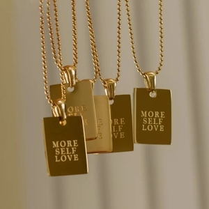 Collier en acier inoxydable plaqué or avec pendentif rectangulaire inspiré des proverbes anglais, bijoux en gros - Product Image 1