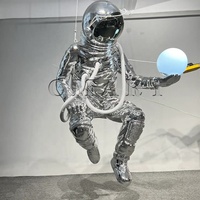 Grande sculpture d'astronaute avec lumière lunaire, décoration murale suspendue pour la maison, lampe de sol LED en forme d'astronaute