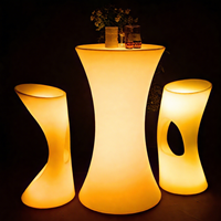 Ensemble de mobilier de patio extérieur certifié IP65 avec table et chaises en plastique éclairées par LED pour jardin ou bar - Mobilier d'extérieur adapté à la location