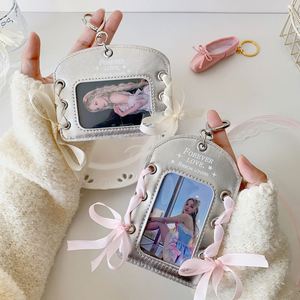 Llavero Portafotos de Cuero PU Tejido Estilo Dibujos Animados con Lazo Decorativo, Colgante para Exhibición de Fotos, Protector de Tarjetas Coleccionables, Regalo - Product Image 1