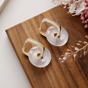 Boucles d'oreilles Huggie en forme de donut avec pierre blanche en cristal, plaqué or, cuivre et zircon, bijoux de mode pour le quotidien - Product Image 1