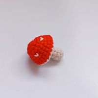 Produits en laine crochetée faits main en forme de champignons - Sacs, pendentifs pour téléphone, décorations modernes de style ferme pour Pâques et baptême