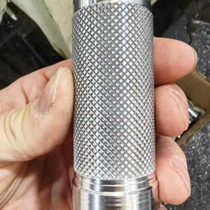 Boîtier de lampe torche LED en profilé aluminium, pièces usinées moletées sur mesure, fabrication à Foshan - Product Image 1