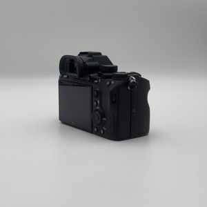 Appareil photo numérique hybride <span class=keywords><strong>Sony</strong></span> Alpha 7M3 (ILCE-7M3) d'occasion, boîtier nu, 24,2 MP, plein format, vidéo 4K HDR, pour photographie professionnelle - Product Image 3