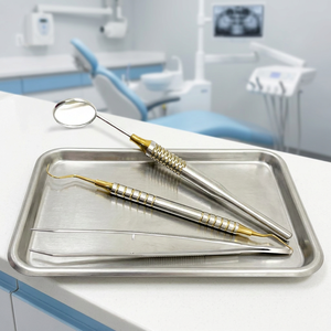 Kit de Examen Dental Premium de 3 Piezas – Espejo Bucal de Acero Inoxidable, Sonda Exploradora Sickle y Juego de Pinzas College con Acabado de Lujo - Product Image 4