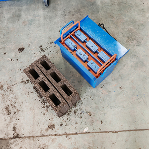 Machine à briques creuses portable 110V, conception industrielle pour petits travaux, livraison rapide, équipement manuel pour blocs de ciment, prêt à être expédié - Product Image 1