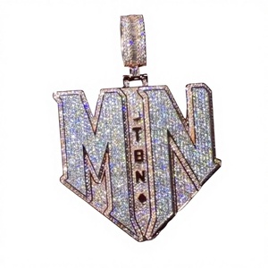 จี้ตัวอักษรขนาดใหญ่แบบกำหนดเอง ทรงบาแกตต์ ประดับมอสซาไนต์ เงินแท้ 925 ชุบทอง รับรองคุณภาพ สไตล์ฮิปฮอป สำหรับผู้ชายและผู้หญิง เหมาะสำหรับงานปาร์ตี้ - Product Image 4