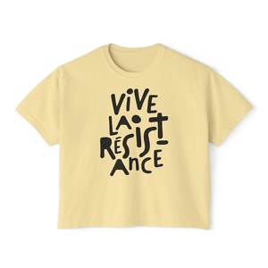 Comfort Colors Vive La Résistance Crop Top da Donna Casual 100% Cotone con Stampa Frontale a Lettere Girocollo Lunghezza Corta - Product Image 1