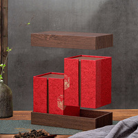Boîte cadeau en bois de style chinois avec doublure en tissu rouge et sac fourre-tout en papier assorti, origine Guangzhou