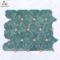 Mosaïque de carreaux en marbre vert à motif de pétales, avec accents dorés, pour mur de douche de salle de bain