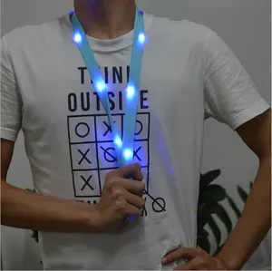 프리미엄 사용자 정의 다채로운 LED 조명 ID 카드 목 스트랩 키 체인 글로우 목걸이 파티 깜박이 Led 끈 (핫 세일)