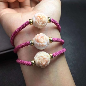Pulsera <span class=keywords><strong>de</strong></span> Plata <span class=keywords><strong>de</strong></span> Ley con Dijes <span class=keywords><strong>de</strong></span> Concha Natural Rosa y Flor, Joyería Artesanal Hecha a Mano - Product Image 3