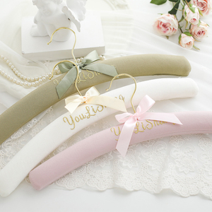 Bois étoile haute qualité <span class=keywords><strong>Satin</strong></span> rembourré tissu couverture cintre support peu encombrant garde-robe cintre pour vêtements sac salle de bain en gros - Product Image 4