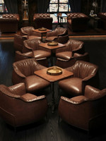 Ensemble de bar en bois massif de style rétro américain avec canapé, chaise et tables pour restaurants et cafés commerciaux - Personnalisable