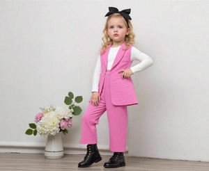 Completo Elegante da Ragazza a Tre Pezzi: Gilet Rosa con Perline, Top Bianco a Maniche Lunghe e Pantaloni a Gamba Dritta - Product Image 6
