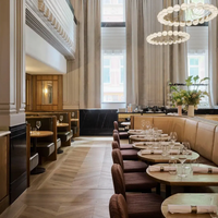 Maßgefertigte Moderne Halbrunde Kaffeehaus-Sitzgruppe aus Massivholz, Sofa-Tische und Stühle, Umweltfreundlich und Langlebig für Restaurants