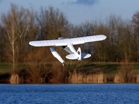 FMS PA-18 Super Cub EP 1700mm PNP Avion RC polyvalent avec flotteurs Reflex V2 volets fonctionnels et conception de transport facile