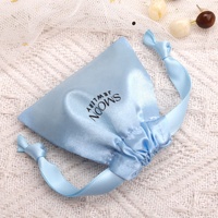 Petit sac Sati à cordon imprimé de logo personnalisé Emballage de paquet de cheveux cadeau de bijoux de luxe Sac pochette anti-poussière en satin de soie bleu