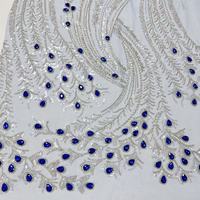 Tissu en dentelle brodée de plumes de paon à sequins argentés, bleu roi, avec perles en forme de goutte, pour robe, vente en gros personnalisée
