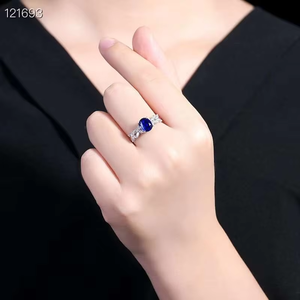 แหวนแซฟไฟร์สีน้ำเงินรอยัลทรงรีธรรมชาติ ทองคำแท้ 18K ประดับเพชรทรงมาร์คีส์ ด้านข้างลายดอกไม้ เครื่องประดับอัญมณีสำหรับผู้หญิง - Product Image 5
