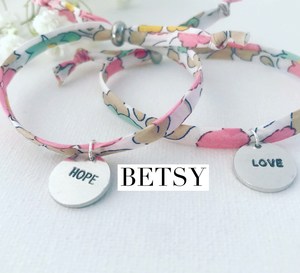 <span class=keywords><strong>Bracelet</strong></span> à breloques personnalisé <span class=keywords><strong>Liberty</strong></span> of London joli <span class=keywords><strong>bracelet</strong></span> en tissu à breloques initiales florales cadeau pour elle - Product Image 5