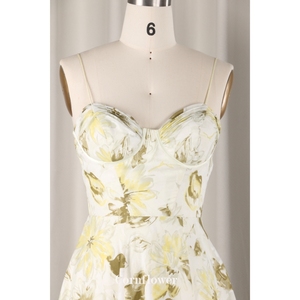 Robe bustier à col bénitier en mousseline de soie jaune rose pour femmes modernes jupe en tulle avec imprimé floral pour les vacances à la plage - Product Image 4