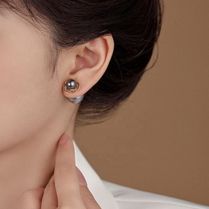 Boucles d'oreilles clous géométriques polyvalentes grises 2025 avec zircon et finition plaquée or pour femme, luxe haut de gamme - Product Image 3