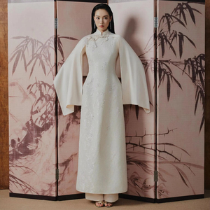 Ao Dai vietnamien de haute qualité, marque locale, représente un costume traditionnel vietnamien élégant pour les événements formels - Product Image 1