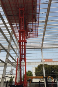 Plataforma Elevadora Telescópica Eléctrica Roja de 35m de Altura y 8T de Capacidad, con Base de Orugas, Motor y Caja de Cambios para Construcción - Product Image 5