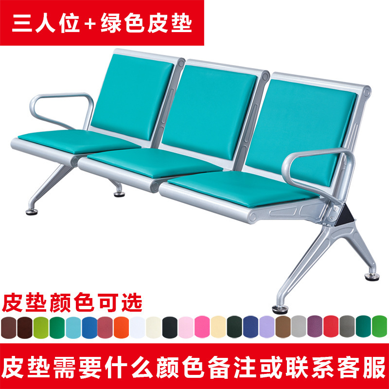 Sofá de tres plazas de cuero verde.