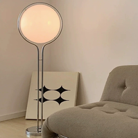 Lampu Lantai Globe Besi & Akrilik Postmodern dengan Lapisan Krom - Lampu LED dengan Ketinggian yang Dapat Disesuaikan untuk Dekorasi Ruang Tamu, Kamar Tidur, dan Kantor