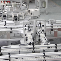 Convoyeur à chaîne flexible en acier inoxydable avec chaîne en POM pour un transfert fluide des produits dans les lignes de production alimentaire et de boissons