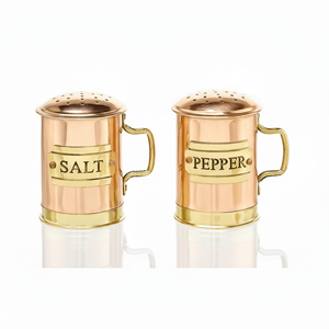 Contenedores de sal y pimienta de metal de diseño vintage hechos a mano para una exhibición de estante de cocina decorativa y de calidad duradera - Product Image 1
