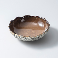 Grand bol en céramique haut de gamme pour restaurant, bord ondulé festonné effet pierre brute, glaçure marron, idéal pour salades, soupes et plats partagés.