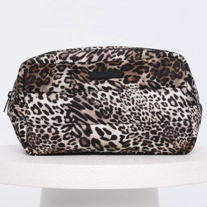 Borsa da viaggio/organizer morbida trapuntata con stampa leopardata/cheetah, ideale per cosmetici e articoli da toeletta, all'ingrosso - Product Image 1