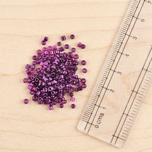 Perles de verre 2 mm violettes doublées India Arts Palace pour la fabrication de bijoux (1000 par paquet) - Product Image 3