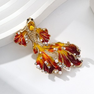 Broche de Lujo Barroco con Diseño de Pez Dorado, Tres Colores, Unisex, para Hombre y Mujer, Joyería Imprescindible, Regalo para Bodas y Ocasiones Especiales - Product Image 3