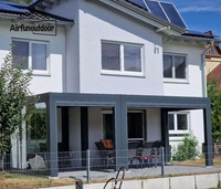 Pergola extérieure contemporaine Airfun en aluminium, système de toit intelligent imperméable, lames orientables à distance, terrasse écologique en MDF