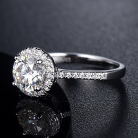 Bague élégante en moissanite ronde en argent 925 avec pierres latérales pavées serties à griffes, bijoux de mariée