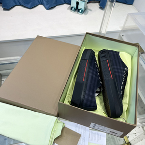 รองเท้าผ้าใบดีไซน์เนอร์คุณภาพสูงปี 2026 รองเท้าลำลองสไตล์เดินเล่นสำหรับผู้ชายและผู้หญิง รองเท้ากีฬาลำลองทันสมัย - Product Image 5