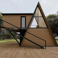 Maison préfabriquée triangulaire à deux étages avec balcon, villa de luxe à double étage avec terrasses pour maison préfabriquée triangulaire