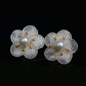 Pendientes de Perlas Florales con Diseño Original en Oro de 14K, Artesanía Italiana en Encaje Metálico, Perlas de Agua Dulce de 9-10mm con Alto Brillo - Product Image 3