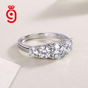 Anello in Oro Massiccio 18K con <span class=keywords><strong>Cinque</strong></span> Pietre Moissanite Taglio Rotondo, Anello di Lusso per Fidanzamento, Matrimonio e Uso Quotidiano, Certificato GRA - Product Image 1