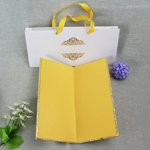 بطاقات دعوة حقيبة يد بغلاف مقوى ذهبية مخصصة وبطاقات دعوة لأعياد الميلاد من الجلد اللامع - Product Image 4